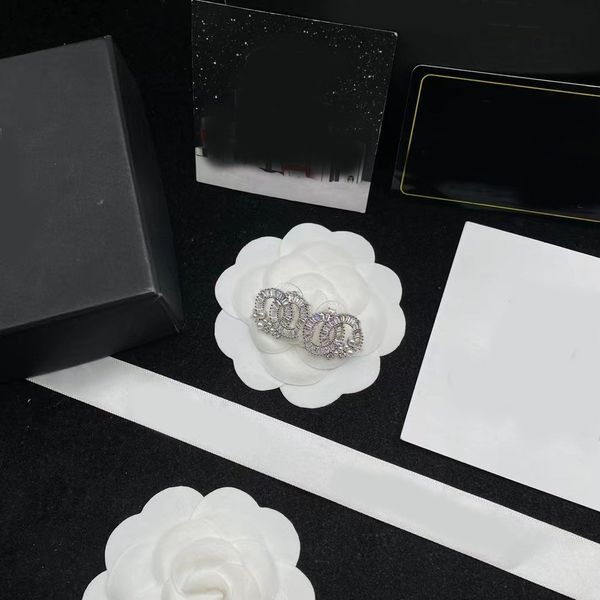 2022 new fashion crystal alphabet stud earring aretes orecchini ladies wedding party gift luxury designer jewelry with box, Golden;silver
2022 new fashion crystal alphabet stud earring aretes orecchini ladies wedding party gift luxury designer jewelry with box, Golden;silver