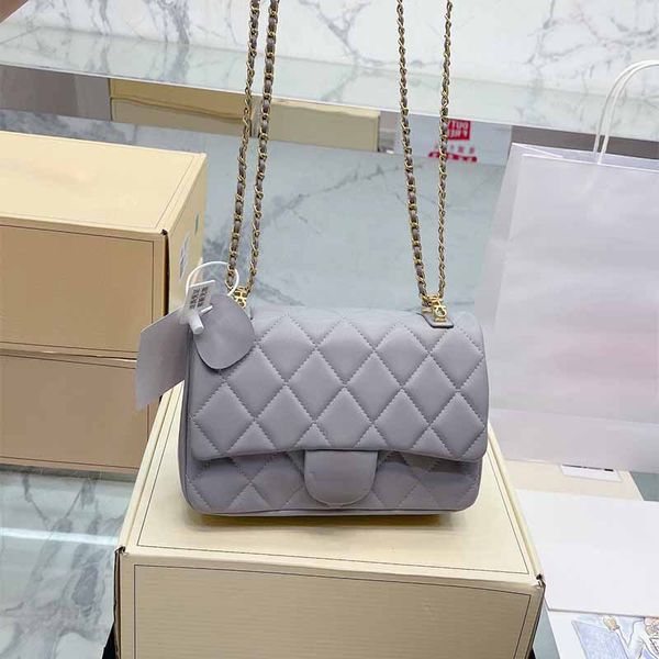 chain shoulder bag women's luxury designer bag sheepskin material handbag hardware logo fashion clamshell bag plaid trim vintage purse
chain shoulder bag women's luxury designer bag sheepskin material handbag hardware logo fashion clamshell bag plaid trim vintage purse