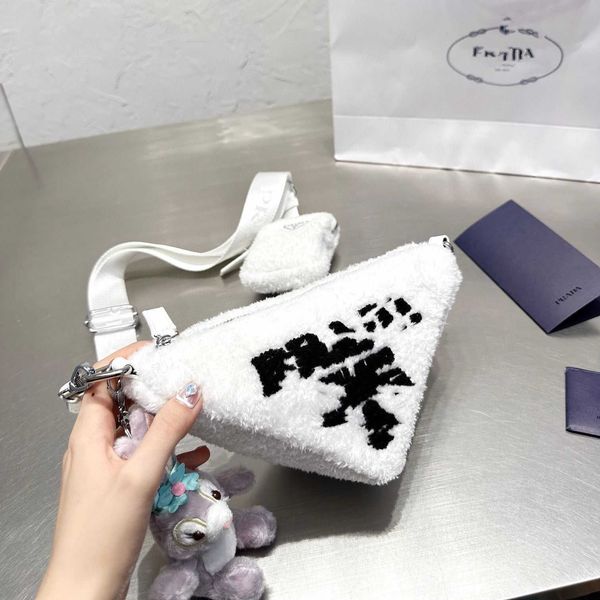 autumn and winter new style plush hobo armpit portable triangle bag one shoulder bag mesh red matching fashion
autumn and winter new style plush hobo armpit portable triangle bag one shoulder bag mesh red matching fashion