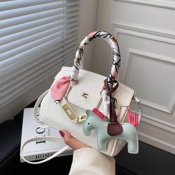 store clearance promotion handbag online export high sense small bag women's 2023 new scarv french white one shoulder msenger
store clearance promotion handbag online export high sense small bag women's 2023 new scarv french white one shoulder msenger