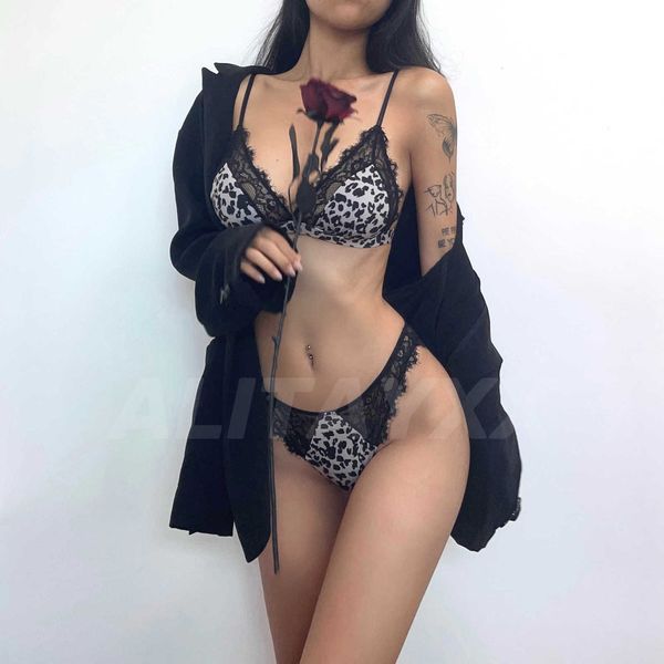 wild lace pattern european and american style bikini triangle cup t women's bra underwear set, Red;black
wild lace pattern european and american style bikini triangle cup t women's bra underwear set, Red;black