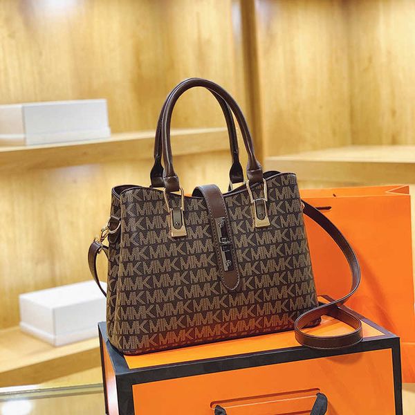 high sense women's bag winter new french large capacity printing shoulder bag versatile casual women's handbag
high sense women's bag winter new french large capacity printing shoulder bag versatile casual women's handbag