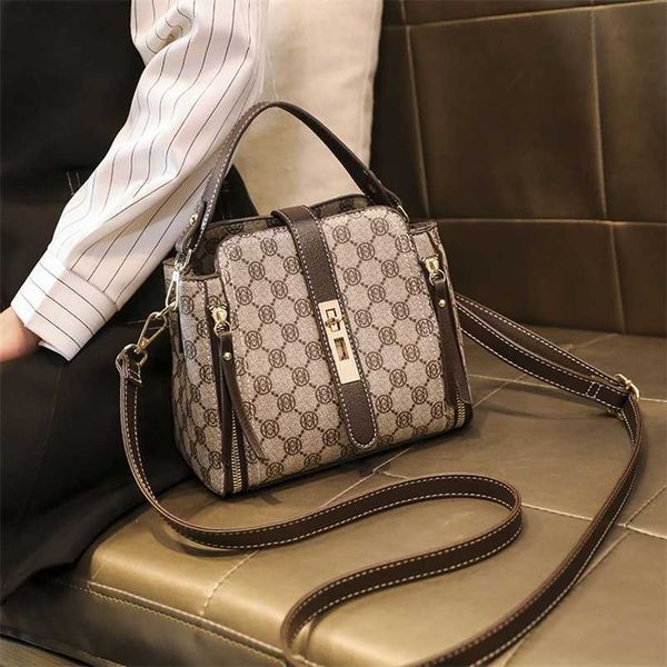 2023 bags clearance outlets new leisure small square korean version simple and versatile fashion women's shoulder messenger bag
2023 bags clearance outlets new leisure small square korean version simple and versatile fashion women's shoulder messenger bag