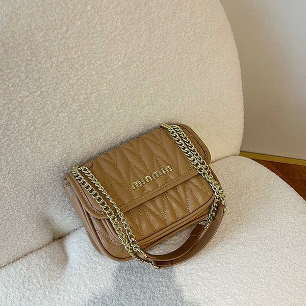 small high-end embroidered small square bag for women in winter new fashion chain shoulder bag versatile commuter messenger bag
small high-end embroidered small square bag for women in winter new fashion chain shoulder bag versatile commuter messenger bag