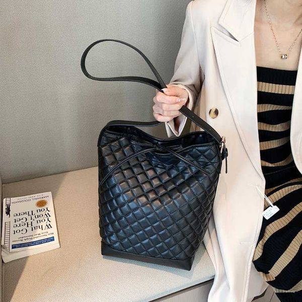winter large capacity autumn and winter commuting new rhombus bucket bag trend shoulder bag fashion casual soft leather bag
winter large capacity autumn and winter commuting new rhombus bucket bag trend shoulder bag fashion casual soft leather bag