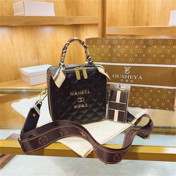 designer handbag store 60% off bag autumn and winter french small crowd satchel old fashions fashionable perfume advanced sense.
designer handbag store 60% off bag autumn and winter french small crowd satchel old fashions fashionable perfume advanced sense.