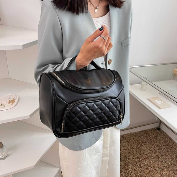 simple rhombus embroidery thread portable large-capacity cosmetic bag pu portable storage bag high beauty pure color versatile wash bag
simple rhombus embroidery thread portable large-capacity cosmetic bag pu portable storage bag high beauty pure color versatile wash bag