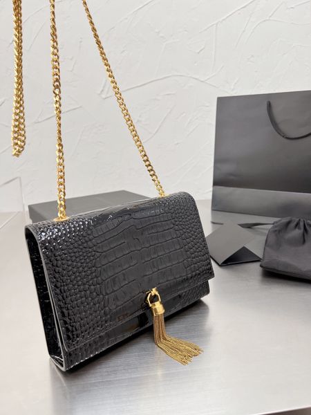 designer bag women shoulder bag tassel bag fashion crossbody bag chain metal logo clamshell purse crocodile print patent leather summer 2023
designer bag women shoulder bag tassel bag fashion crossbody bag chain metal logo clamshell purse crocodile print patent leather summer 2023