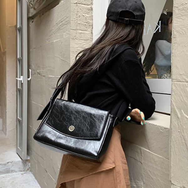totes bag women's new niche design in autumn and winter of large capacity textured commuter messenger bag student
totes bag women's new niche design in autumn and winter of large capacity textured commuter messenger bag student