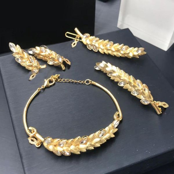 luxury designer other jewelry sets earrings 18k gold plated bracelet hairpin brooch gift set with box, Silver
luxury designer other jewelry sets earrings 18k gold plated bracelet hairpin brooch gift set with box, Silver