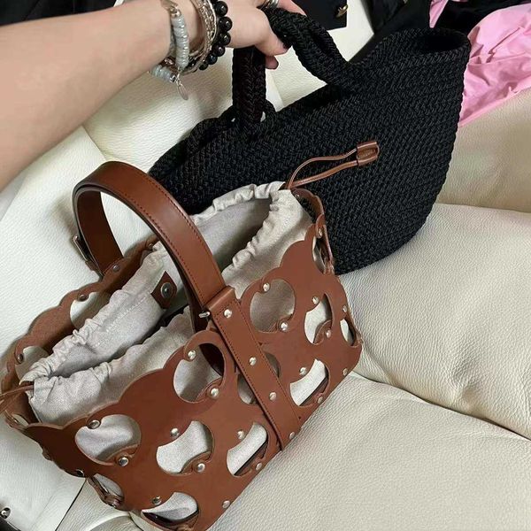 2022 xinpin.com red mona asigo same fashion basket contrast hollowed-out portable shoulder bag female
2022 xinpin.com red mona asigo same fashion basket contrast hollowed-out portable shoulder bag female