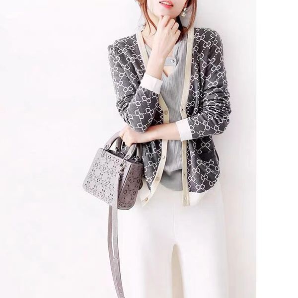 women's sweaters autumn and winter 2023 new all wool vneck cardigan high-end casual fashion korean style early autumn thin woman, White;black
women's sweaters autumn and winter 2023 new all wool vneck cardigan high-end casual fashion korean style early autumn thin woman, White;black