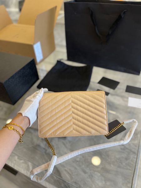 shopping bag over shoulder, hand-handled cross-body square envelope style trendy with a stylish chain wrapped in a crumpled calfskin texture
shopping bag over shoulder, hand-handled cross-body square envelope style trendy with a stylish chain wrapped in a crumpled calfskin texture
