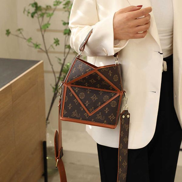 new fashion versatile printed single shoulder diagonal bag minority design women's bag folding bucket bag women's handbag
new fashion versatile printed single shoulder diagonal bag minority design women's bag folding bucket bag women's handbag