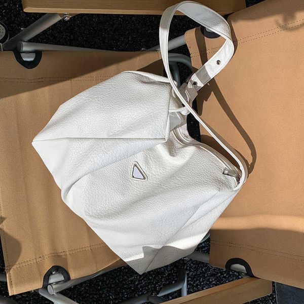 versatile leisure large-capacity commuting bag for women in autumn and winter of new simple soft leather shoulder bag triangle standard
versatile leisure large-capacity commuting bag for women in autumn and winter of new simple soft leather shoulder bag triangle standard