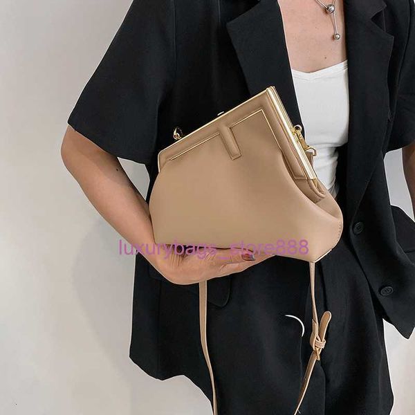 the factory sells wholesale handbags y 2023 new first bag clip cloud hand leather women's advanced sense single shoulder msenger
the factory sells wholesale handbags y 2023 new first bag clip cloud hand leather women's advanced sense single shoulder msenger