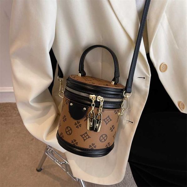 2023 bags clearance outlets new old flower fortune rice bucket small hand bill lading shoulder messenger cylinder single shoulder bag
2023 bags clearance outlets new old flower fortune rice bucket small hand bill lading shoulder messenger cylinder single shoulder bag