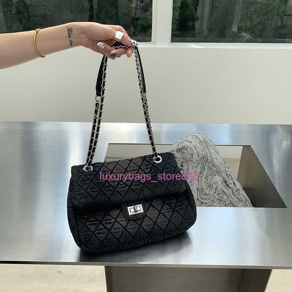 store bags are sold y underarm autumn and winter new single-shoulder msenger washcloth rhombus chain simple large-capacity buckle
store bags are sold y underarm autumn and winter new single-shoulder msenger washcloth rhombus chain simple large-capacity buckle