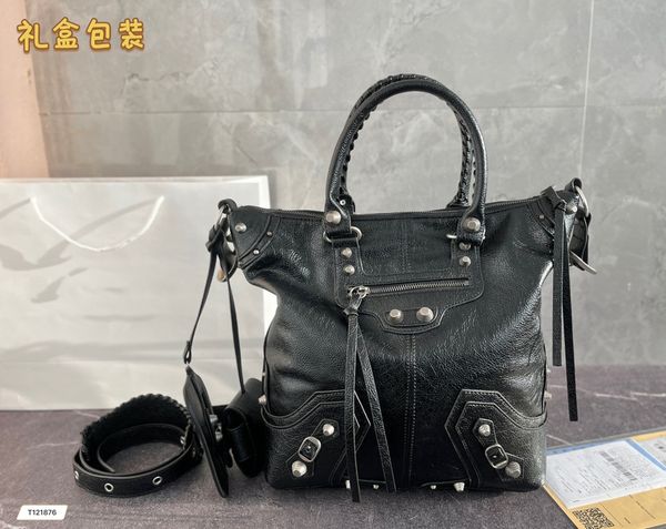 new classic motorcycle bag shopping bag beach bag super large capacity leather material super durable
new classic motorcycle bag shopping bag beach bag super large capacity leather material super durable