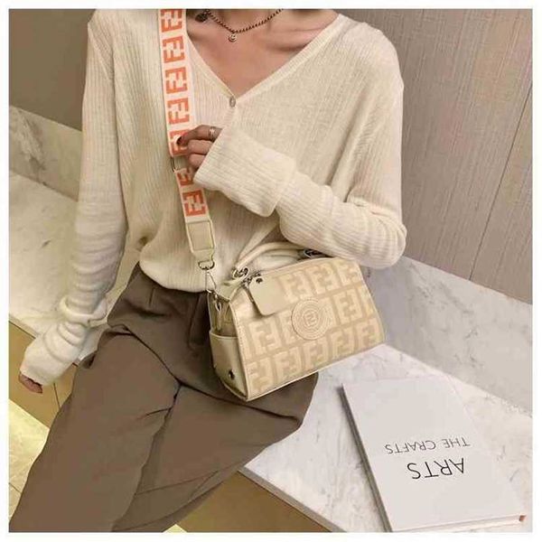 2023 bags clearance outlets small bag women's fashion soft letter one shoulder slanting cross handbag portable embossed small square pu
2023 bags clearance outlets small bag women's fashion soft letter one shoulder slanting cross handbag portable embossed small square pu
