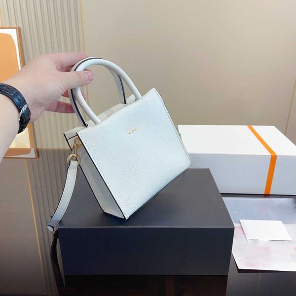 totes designer handbags women shoulder bag fashion letters print crossbody hand bags trend leather handbag lady purse wallet 230207
totes designer handbags women shoulder bag fashion letters print crossbody hand bags trend leather handbag lady purse wallet 230207