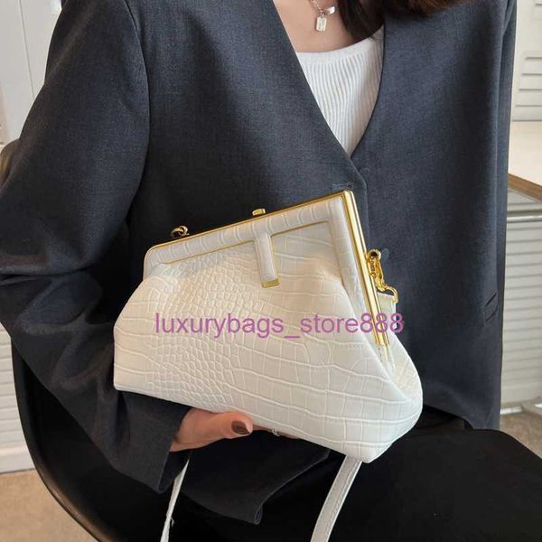 the factory sells wholesale handbags y women's bag 2023 new niche dign hand grip msenger
the factory sells wholesale handbags y women's bag 2023 new niche dign hand grip msenger