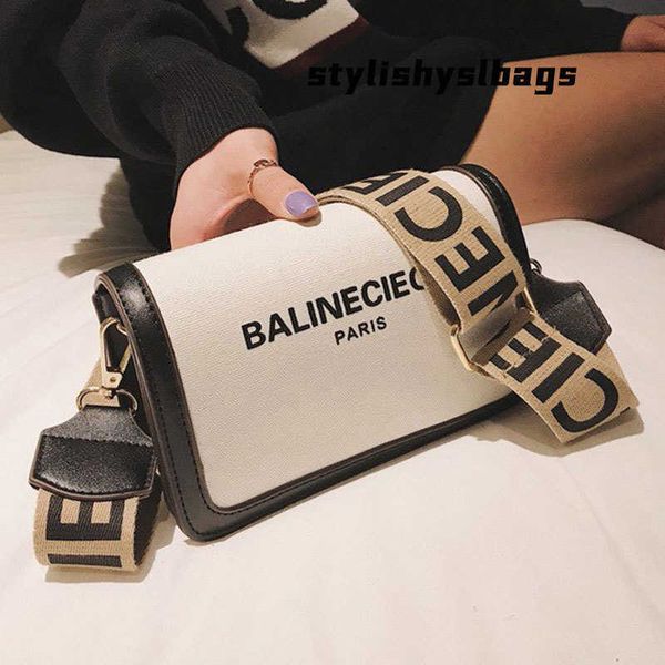 totes pu leather chain shoulder crossbody square bags for women letter women's designer wide strap handbag trend female armpit bag 0208
totes pu leather chain shoulder crossbody square bags for women letter women's designer wide strap handbag trend female armpit bag 0208