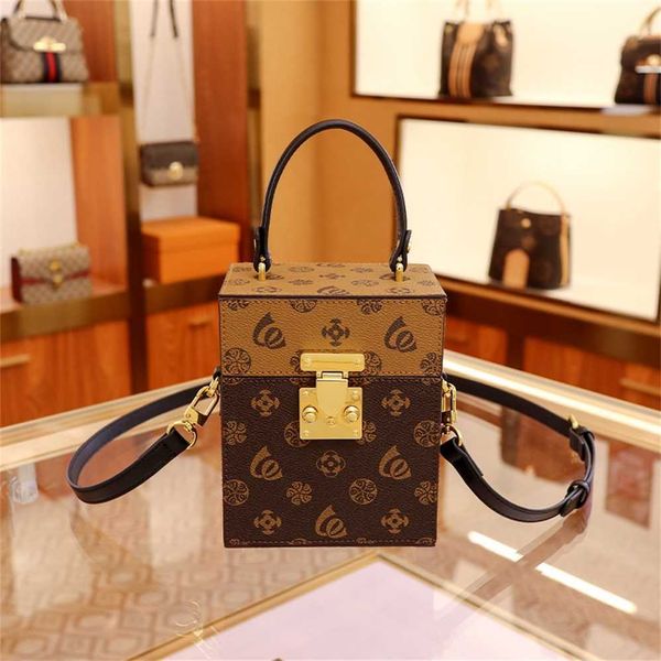 designer handbag store 60% off old flower portable square fashion versatile hard texture women's bag
designer handbag store 60% off old flower portable square fashion versatile hard texture women's bag