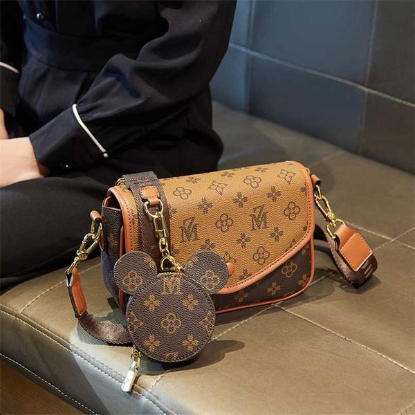 2023 bags clearance outlets bag female new high-grade single shoulder ins messenger change fashion foreign style printed small square bag
2023 bags clearance outlets bag female new high-grade single shoulder ins messenger change fashion foreign style printed small square bag