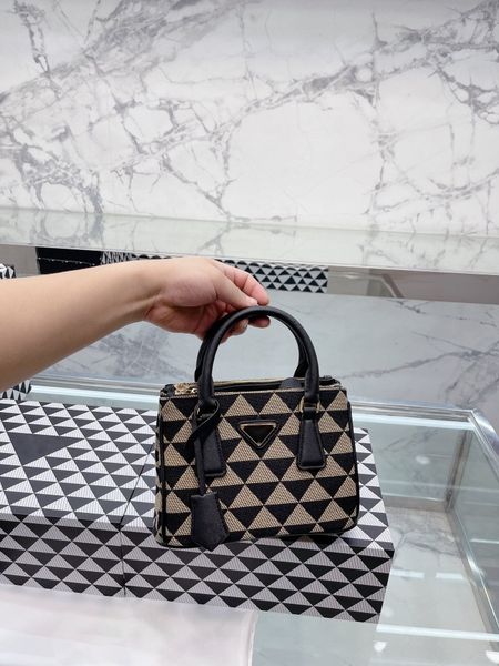 shopping bag crossbody bag knitted fabric patchwork black cross cowhide can be portable two color optional
shopping bag crossbody bag knitted fabric patchwork black cross cowhide can be portable two color optional