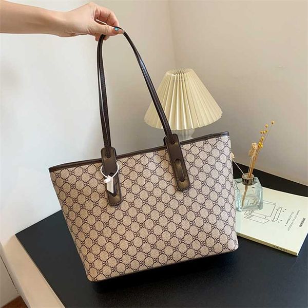 2023 bags clearance outlets large capacity women's autumn and winter new fashion college class commuting fashion tote bag
2023 bags clearance outlets large capacity women's autumn and winter new fashion college class commuting fashion tote bag