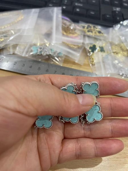 2022 christmas limited edition charm bracelets vintage 4 leaf brand designer luxury necklace middle crystal diamond party wedding jewelry, Golden;silver
2022 christmas limited edition charm bracelets vintage 4 leaf brand designer luxury necklace middle crystal diamond party wedding jewelry, Golden;silver