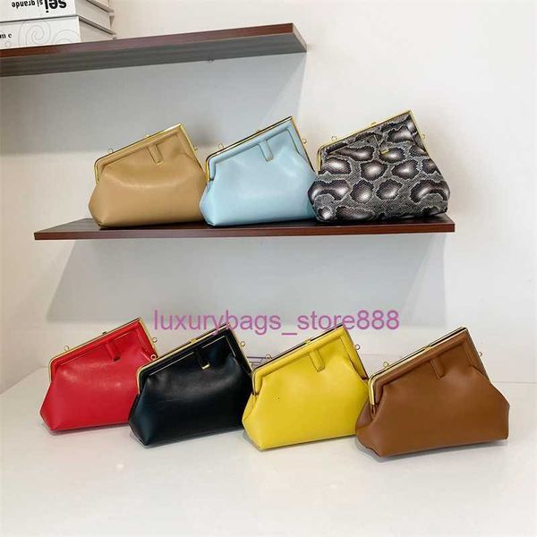 the factory sells wholesale handbags y this year 2023 tide version is popular simple and fashionable foreign style diagonal clip single shou
the factory sells wholesale handbags y this year 2023 tide version is popular simple and fashionable foreign style diagonal clip single shou