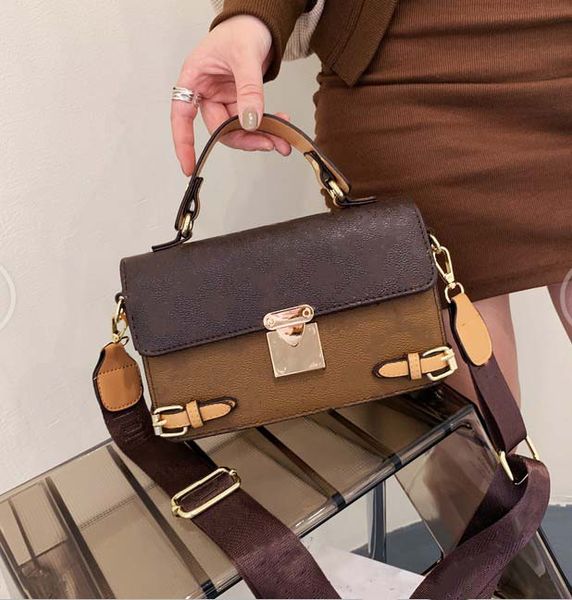 single-shoulder messenger bag designer 2023 new women's bag printed woven wide shoulder strap fashion portable small square bag size:22
single-shoulder messenger bag designer 2023 new women's bag printed woven wide shoulder strap fashion portable small square bag size:22