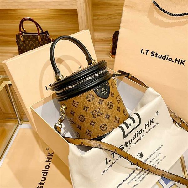 2023 bags clearance outlets hong bucket women's new autumn and winter old flower cross-body portable cylinder bag
2023 bags clearance outlets hong bucket women's new autumn and winter old flower cross-body portable cylinder bag