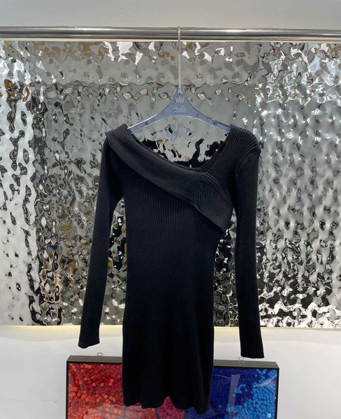 brand casual 2023 autumn and winter new long-sleeved knitted dress with classic brooch at the chest and thin waist, Black;gray
brand casual 2023 autumn and winter new long-sleeved knitted dress with classic brooch at the chest and thin waist, Black;gray