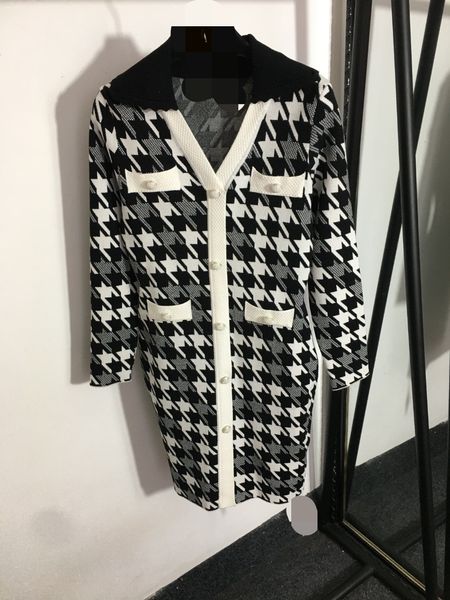 203 2023 spring summer women sweater long sleeve lapel neck pink black striped cardigan beads womens meiyi, White;black
203 2023 spring summer women sweater long sleeve lapel neck pink black striped cardigan beads womens meiyi, White;black