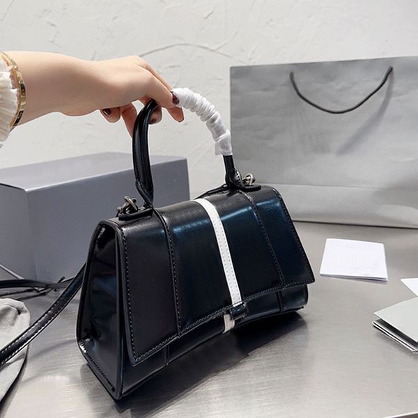 half moon crossbody bag chain shoulder bags fashion handbags flap metal hardware letter hasp purse cell phone pocket classic stripe interior
half moon crossbody bag chain shoulder bags fashion handbags flap metal hardware letter hasp purse cell phone pocket classic stripe interior