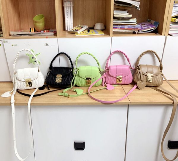 ins kids braid weaving handbags 2023 children diamond lattice quilted pu leather one shoulder bag kids metals buckle messenger bags z0025, Black
ins kids braid weaving handbags 2023 children diamond lattice quilted pu leather one shoulder bag kids metals buckle messenger bags z0025, Black