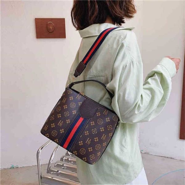 20% off handbag 2023 new bag large capacity shoulder old flower atmosphere messenger leather women's handbag
20% off handbag 2023 new bag large capacity shoulder old flower atmosphere messenger leather women's handbag