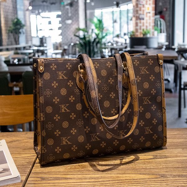 evening bags luxury fashion printed color matching phopping bag women's shoulder tote handbags large capacity one-shoulder
evening bags luxury fashion printed color matching phopping bag women's shoulder tote handbags large capacity one-shoulder