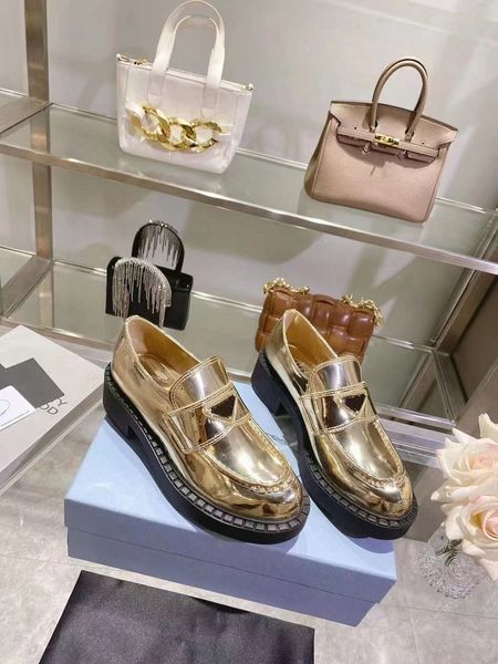 the spring/summer 2023 vintage sandal is made of glossy leather to create a genuine thick sole pedal, Black
the spring/summer 2023 vintage sandal is made of glossy leather to create a genuine thick sole pedal, Black