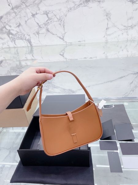 the shopping bag is made of calf leather, which can be used for underarm back, single shoulder back 4 colors 5a quality
the shopping bag is made of calf leather, which can be used for underarm back, single shoulder back 4 colors 5a quality