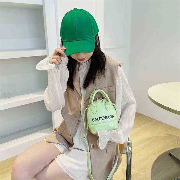 20 off handbag 2023 new bag womens candy color stone handheld shoulder messenger style bright face shell
20 off handbag 2023 new bag womens candy color stone handheld shoulder messenger style bright face shell
