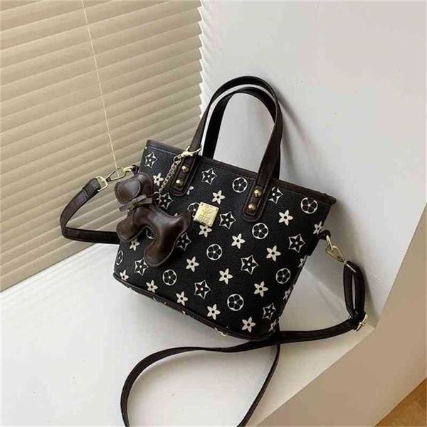 20% off handbag 2023 new bag old flower pony pendant hand same women's live broadcast messenger
20% off handbag 2023 new bag old flower pony pendant hand same women's live broadcast messenger