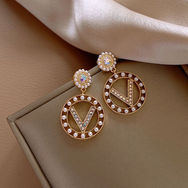 hoop huggie fashion metal letter v stud earrings french glossy vintage long earrings for women man party accessories 230209, Golden;silver
hoop huggie fashion metal letter v stud earrings french glossy vintage long earrings for women man party accessories 230209, Golden;silver