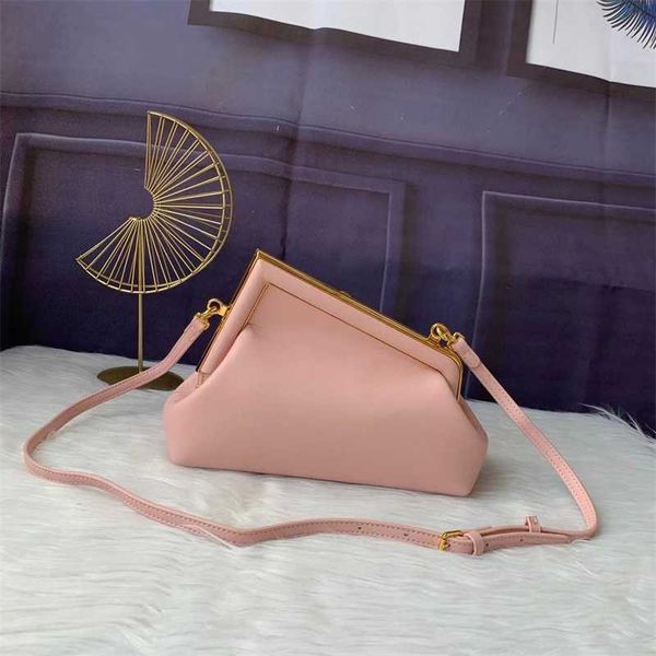 2022 women's luxury leather diagonal handbag using super soft nappa sheepskin cloud bag with a very feel
2022 women's luxury leather diagonal handbag using super soft nappa sheepskin cloud bag with a very feel