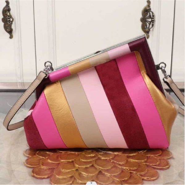 2022 women's leather fashion double color matching single shoulder messenger coin mobile phone bag
2022 women's leather fashion double color matching single shoulder messenger coin mobile phone bag