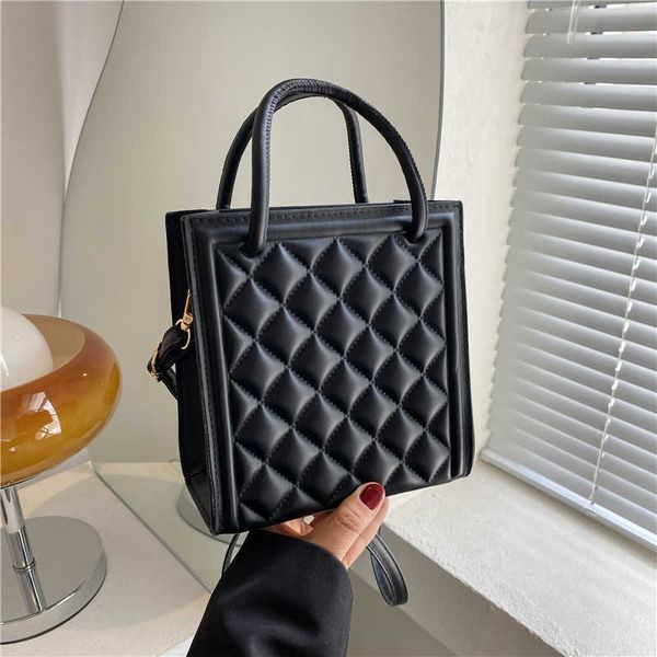 evening bags 2022 new fashion handbags designer women shoulder bag plaid handle bags crossbody trendy pu leather tote g230208
evening bags 2022 new fashion handbags designer women shoulder bag plaid handle bags crossbody trendy pu leather tote g230208