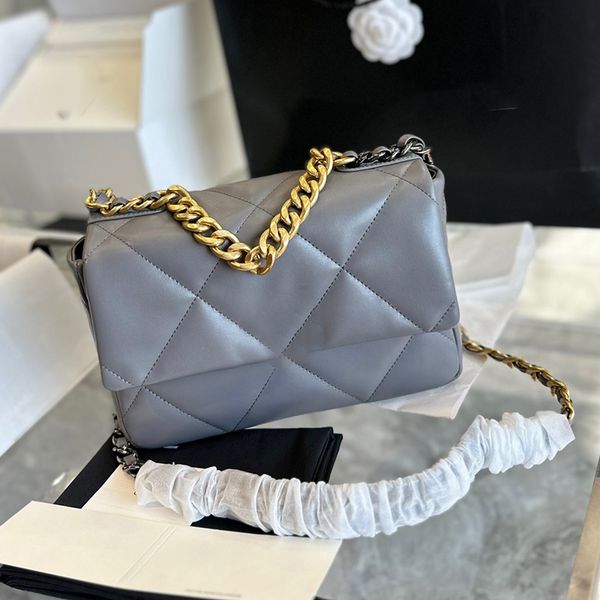 ladies cross body designer quilooted 19 bags with serial number 7 colors sprring summer fashion trends womens leisure holiday street desiger
ladies cross body designer quilooted 19 bags with serial number 7 colors sprring summer fashion trends womens leisure holiday street desiger